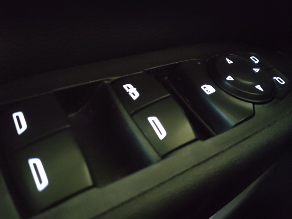 2020 Chevrolet Equinox in Greenville, SC 29607 - 18094000 27