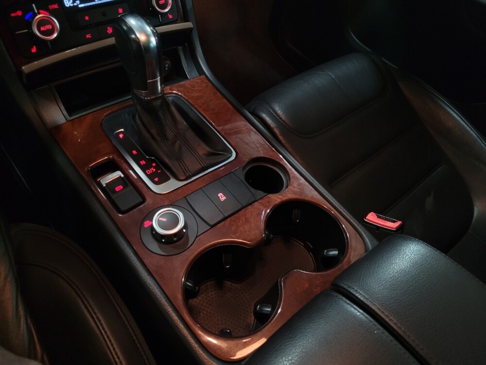 2013 Volkswagen Touareg in Chesapeake, VA 23320 - 18094111 26