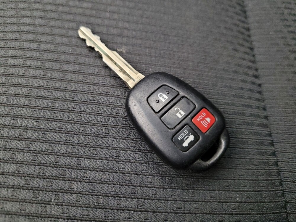 2016 Toyota Camry in Glendale, AZ 85301 - 18094290 32