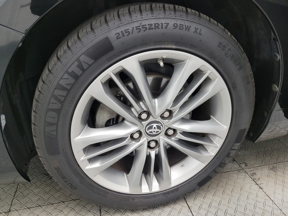 2016 Toyota Camry in Glendale, AZ 85301 - 18094290 31