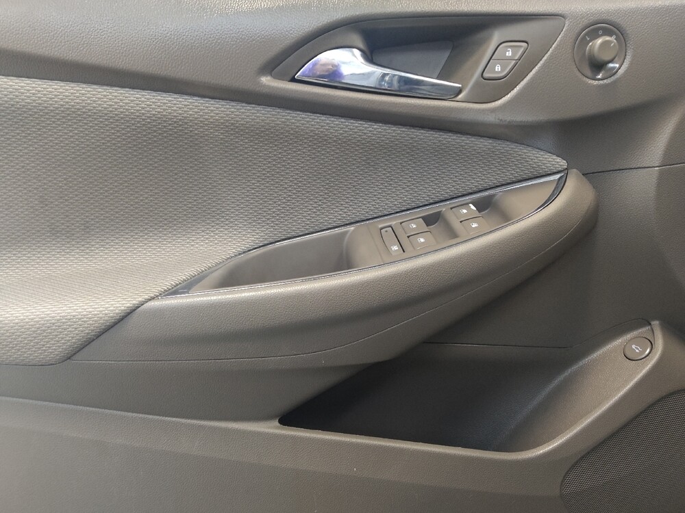 2017 Chevrolet Cruze in Cincinnati, OH 45255 - 18094368 27