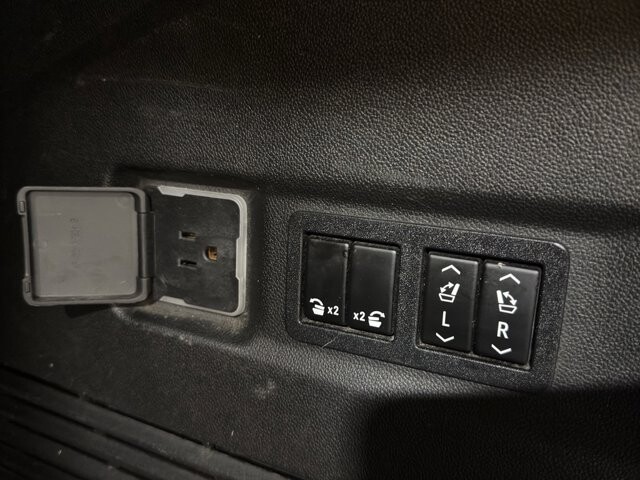 2021 Chevrolet Suburban in Burlington, WI 53105 - 18094842 25