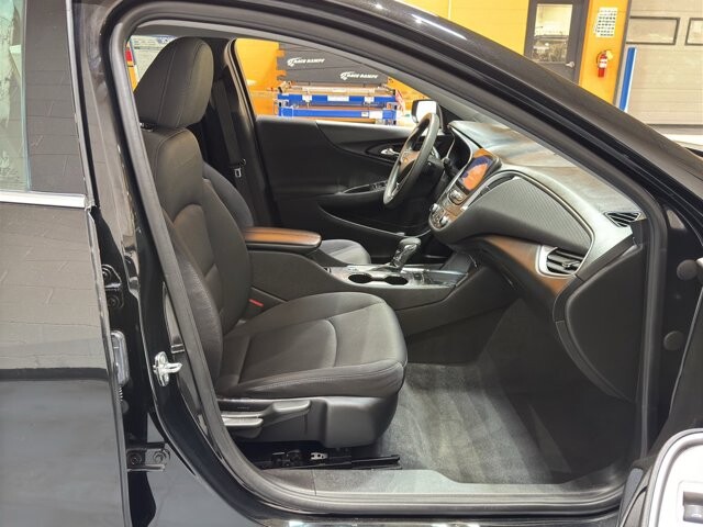 2022 Chevrolet Malibu in Burlington, WI 53105 - 18094853 16
