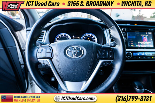 2018 Toyota Highlander in Wichita, KS 67216 - 18094991 9