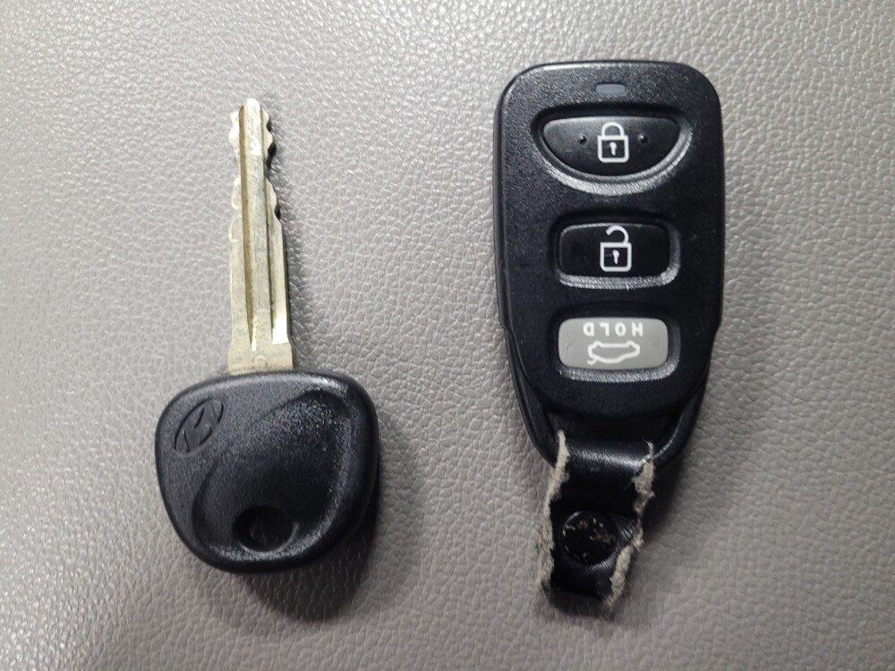 2017 Hyundai Elantra in Duluth, GA 30096 - 18095251 32