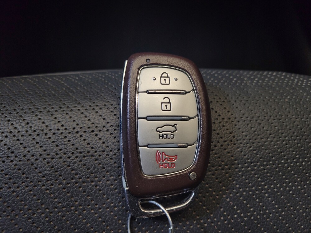 2017 Hyundai Elantra in Maple Heights, OH 44137 - 18095275 32