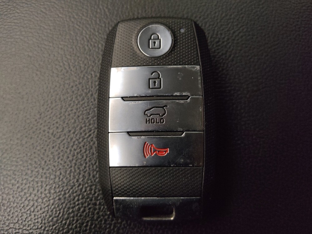 2018 Kia Sorento in Houston, TX 77034 - 18095552 32