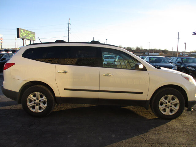 2011 Chevrolet Traverse in Oak Grove, MO 64075 - 18095859 4