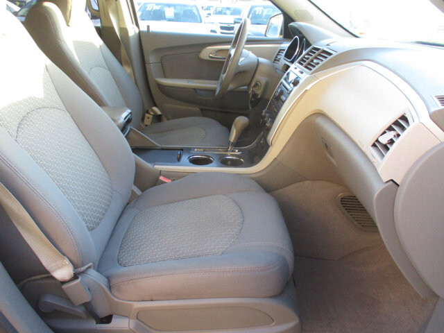 2011 Chevrolet Traverse in Oak Grove, MO 64075 - 18095859 10
