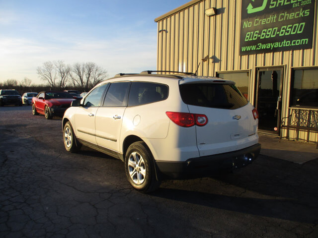 2011 Chevrolet Traverse in Oak Grove, MO 64075 - 18095859 7