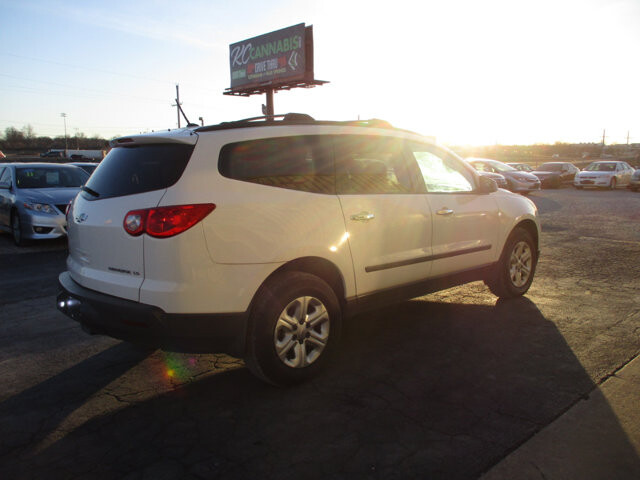 2011 Chevrolet Traverse in Oak Grove, MO 64075 - 18095859 5