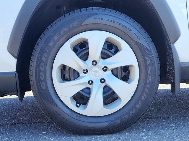 2020 Toyota RAV4 in Cinnaminson, NJ 08077 - 18095862 9