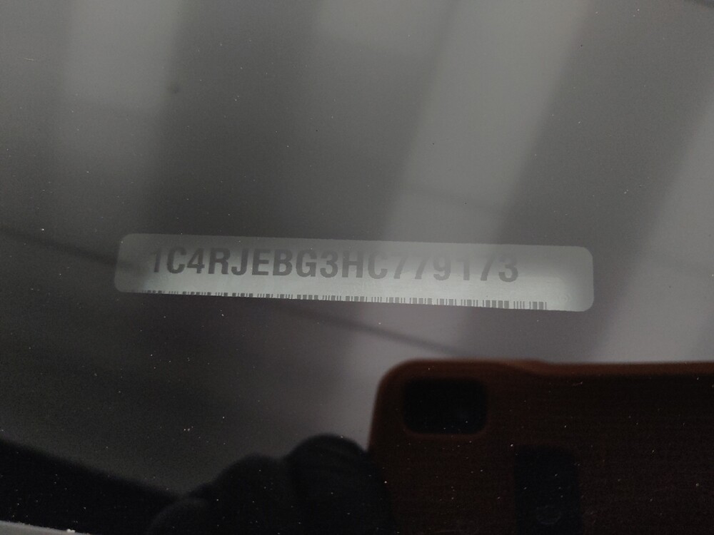 2017 Jeep Grand Cherokee in Wichita, KS 67207 - 18095993 33