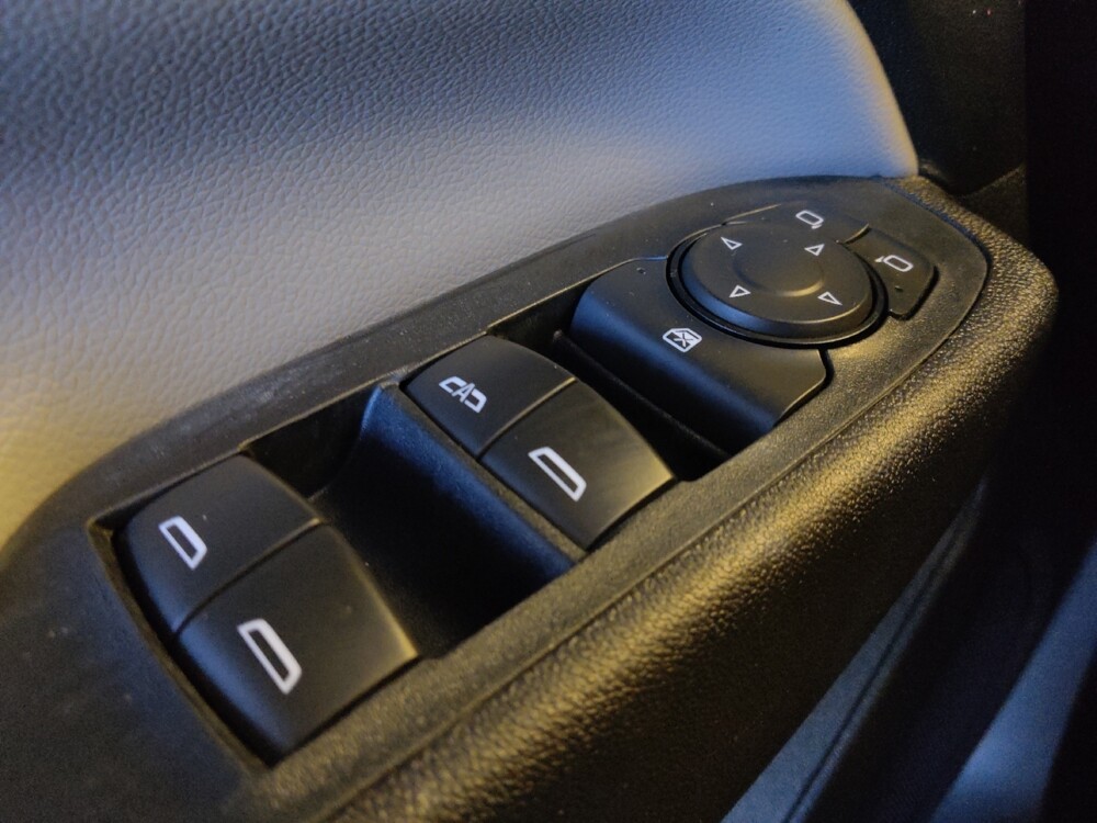 2018 Chevrolet Equinox in Glendale, AZ 85301 - 18096325 27