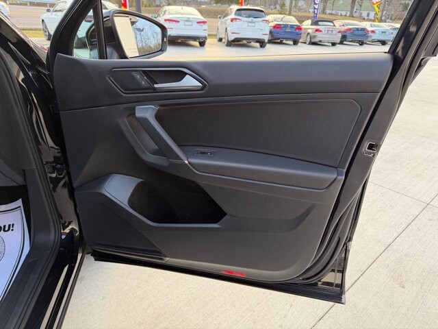2018 Volkswagen Tiguan in Knoxville, TN 37920 - 18096354 10