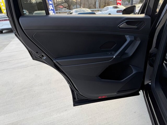 2018 Volkswagen Tiguan in Knoxville, TN 37920 - 18096354 7