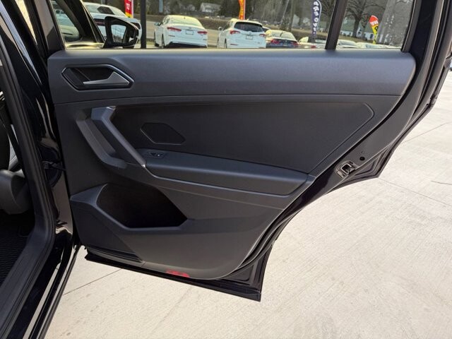 2018 Volkswagen Tiguan in Knoxville, TN 37920 - 18096354 9