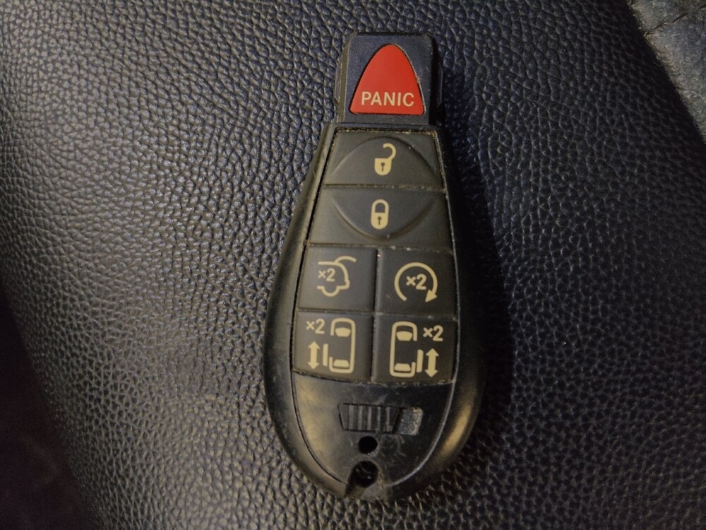 2016 Chrysler Town & Country in Colorado Springs, CO 80909 - 18096478 32