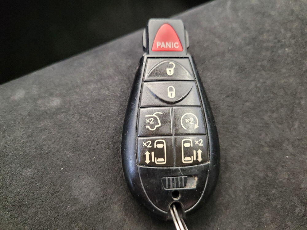 2016 Chrysler Town & Country in Louisville, KY 40258 - 18096867 32