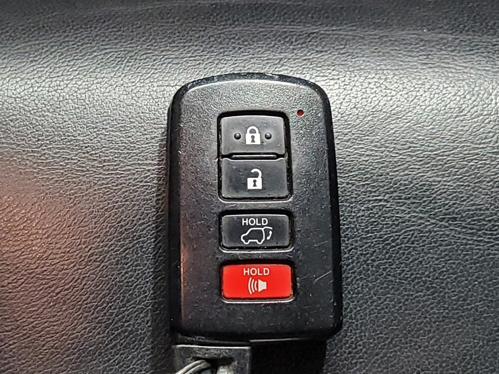 2017 Toyota Highlander in Houston, TX 77034 - 18097331 32