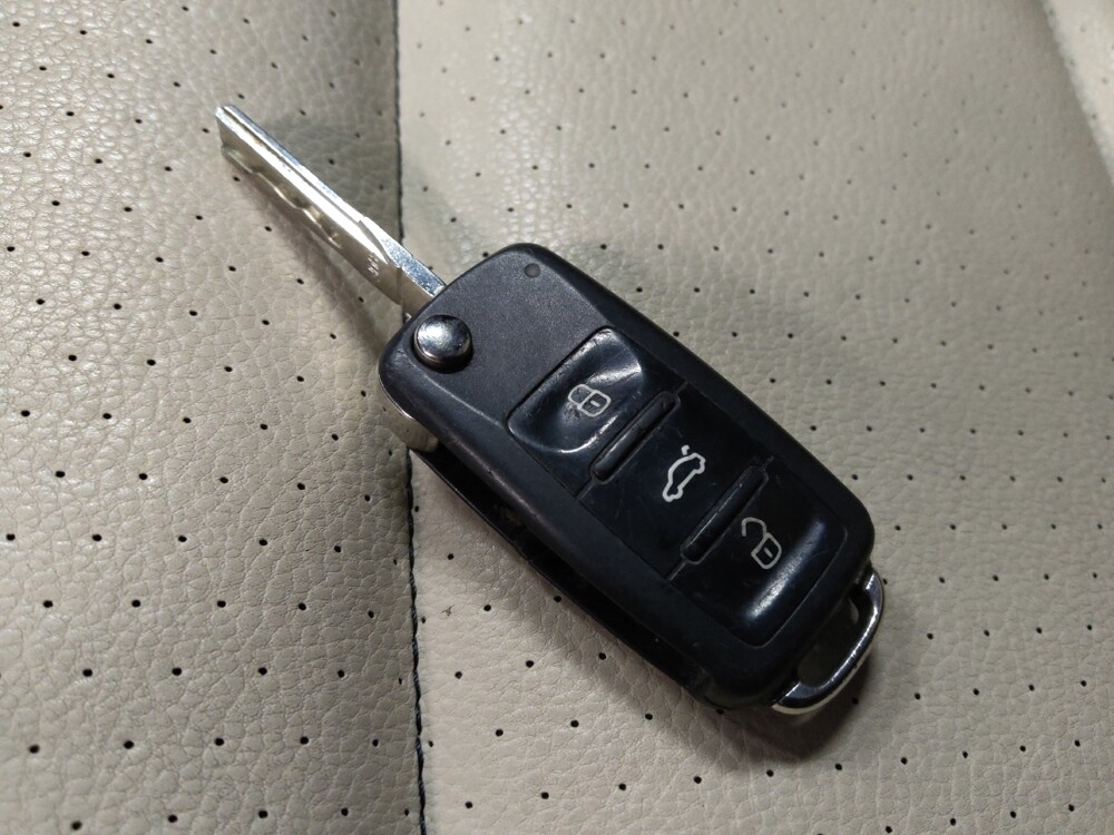 2016 Volkswagen Tiguan in Glendale, AZ 85301 - 18097350 32