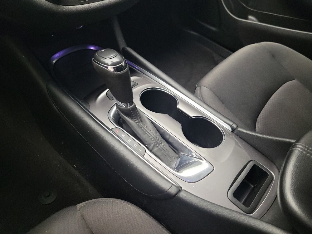 2018 Chevrolet Malibu in Indianapolis, IN 46222 - 18097437 26