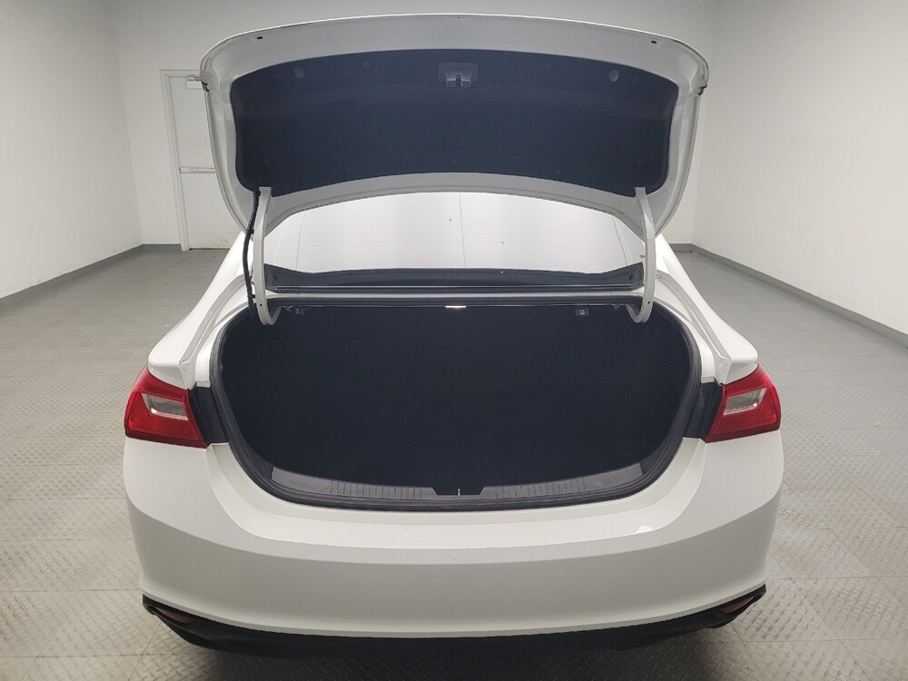 2018 Chevrolet Malibu in Indianapolis, IN 46222 - 18097437 29