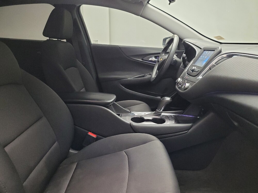 2018 Chevrolet Malibu in Indianapolis, IN 46222 - 18097437 21