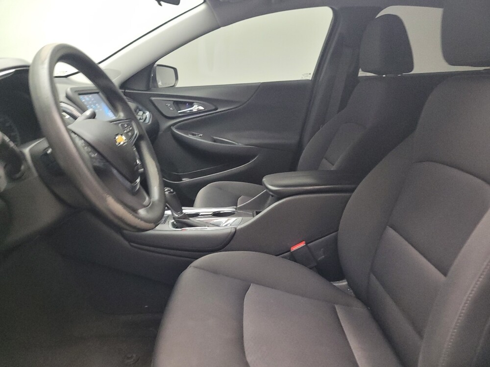 2018 Chevrolet Malibu in Indianapolis, IN 46222 - 18097437 17