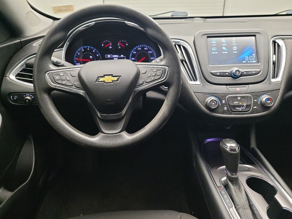 2018 Chevrolet Malibu in Indianapolis, IN 46222 - 18097437 22