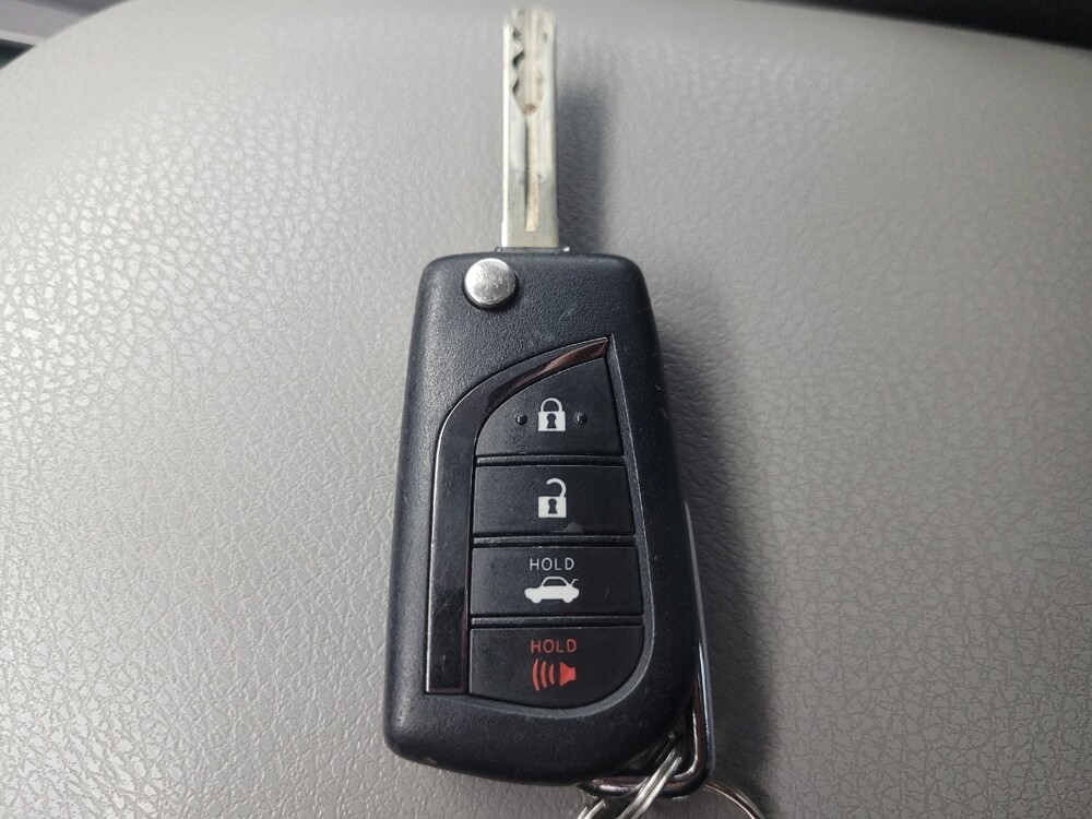 2020 Toyota Camry in Indianapolis, IN 46222 - 18097860 32