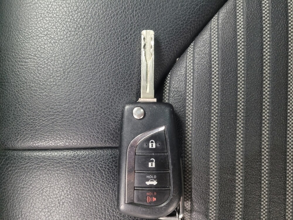 2020 Toyota Camry in Indianapolis, IN 46222 - 18097941 32