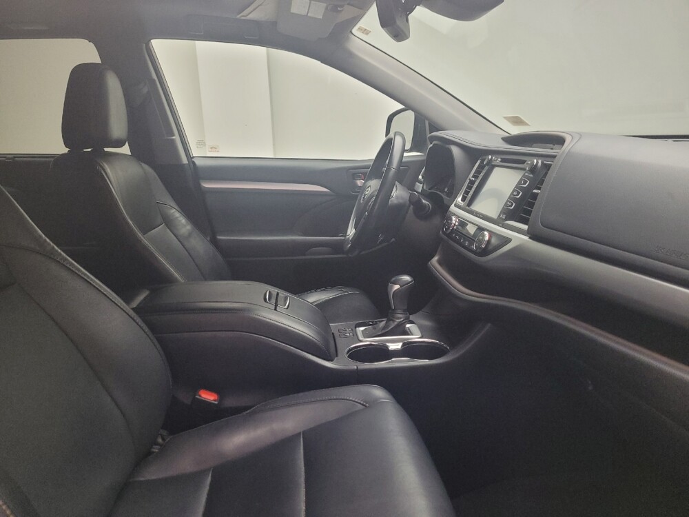 2018 Toyota Highlander in Taylor, MI 48180 - 18098335 21