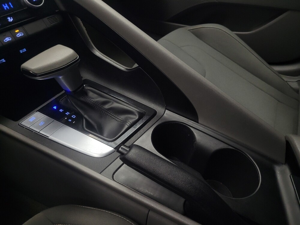 2022 Hyundai Elantra in Indianapolis, IN 46222 - 18098420 26