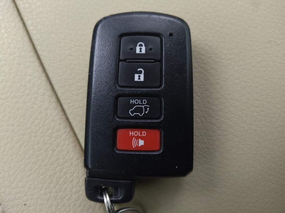 2018 Toyota Highlander in Colorado Springs, CO 80909 - 18098700 32