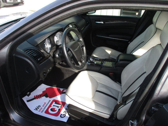 2014 Chrysler 300 in Oak Grove, MO 64075 - 18098774 9