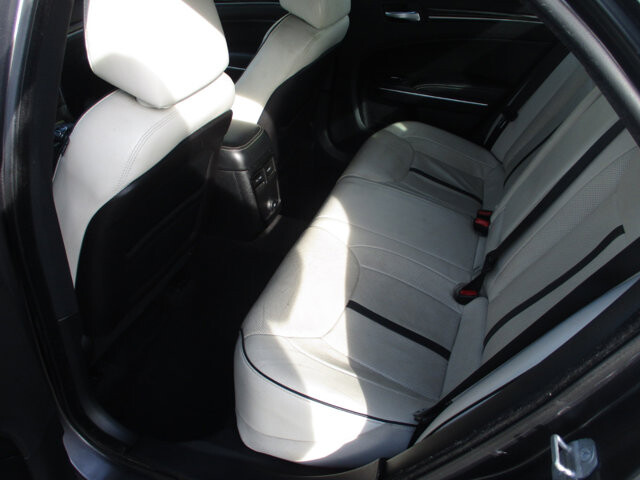 2014 Chrysler 300 in Oak Grove, MO 64075 - 18098774 10