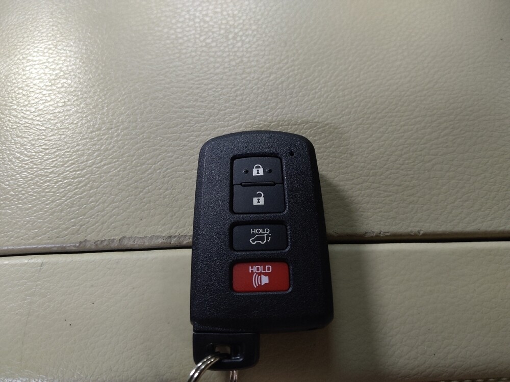 2017 Toyota Highlander in Fort Myers, FL 33907 - 18098865 32