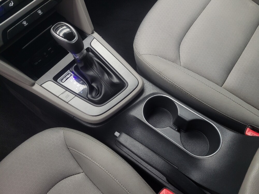 2017 Hyundai Elantra in Indianapolis, IN 46222 - 18098987 26