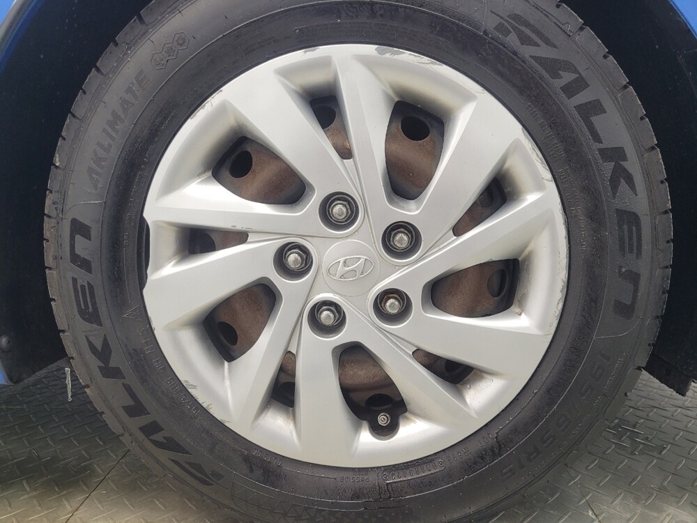 2017 Hyundai Elantra in Indianapolis, IN 46222 - 18098987 31