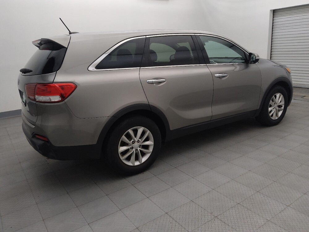 2018 Kia Sorento in Houston, TX 77074 - 18099008 10