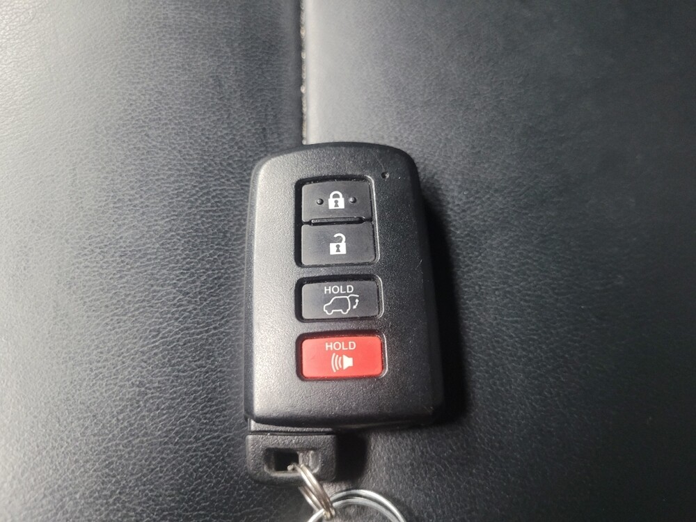 2018 Toyota Highlander in Highland, IN 46322 - 18099095 32