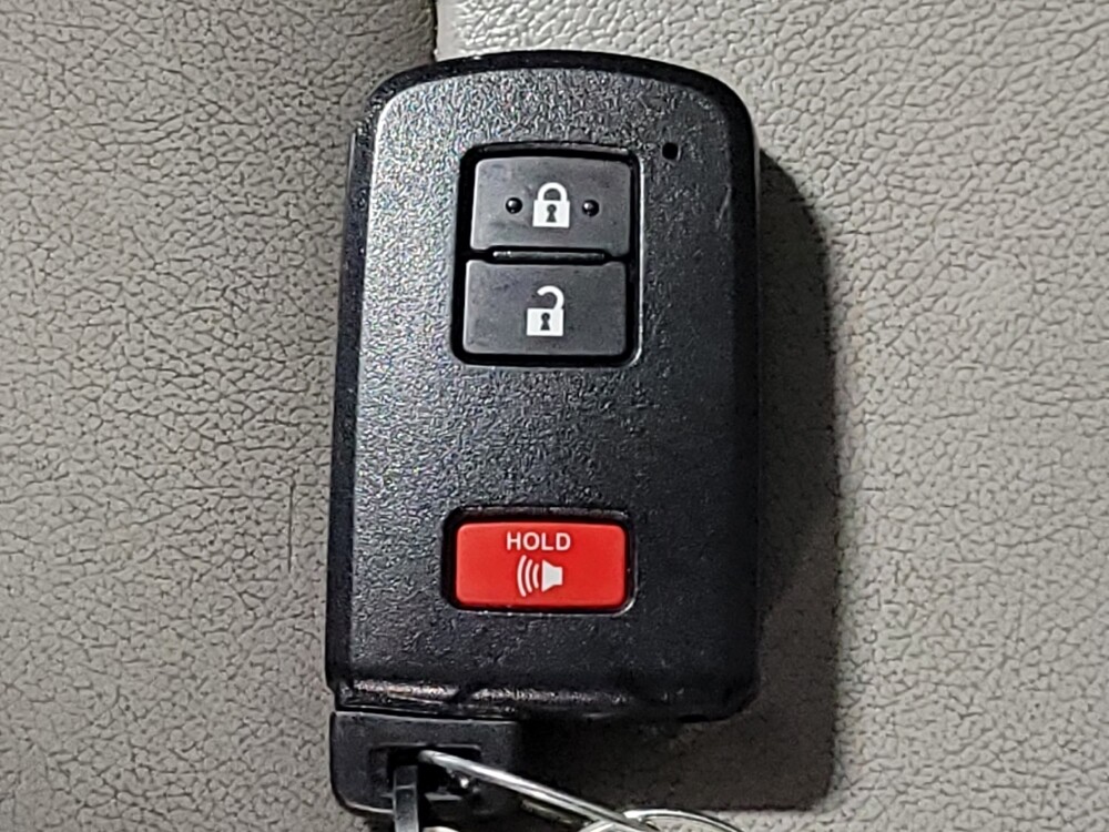 2017 Toyota Highlander in Plano, TX 75074 - 18099190 32