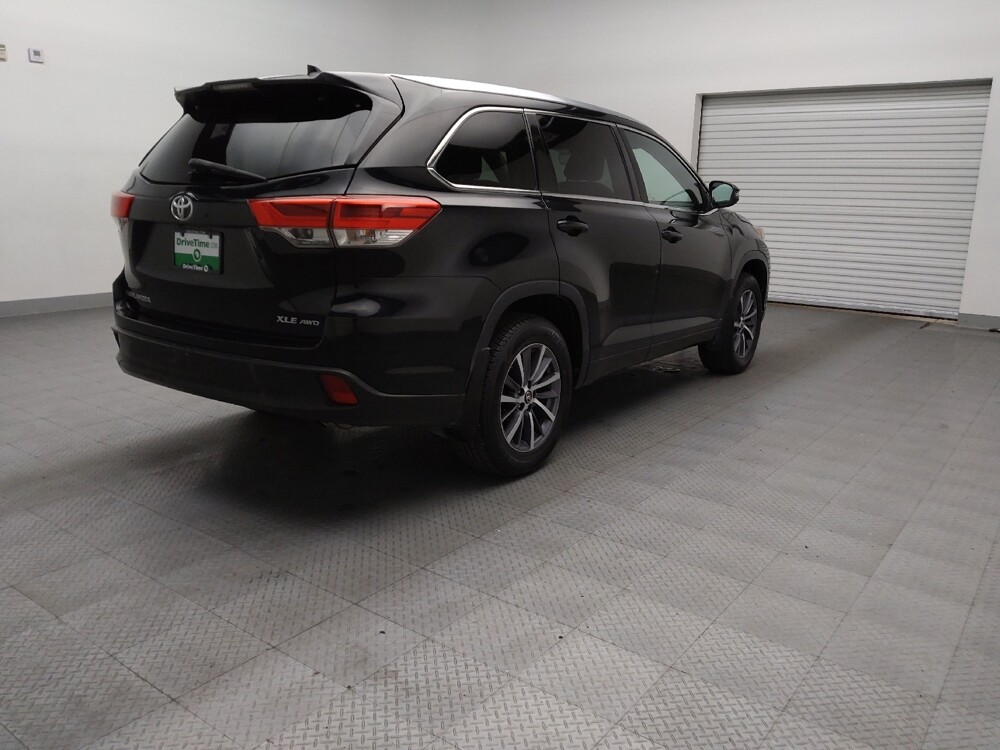 2017 Toyota Highlander in Plano, TX 75074 - 18099190 9