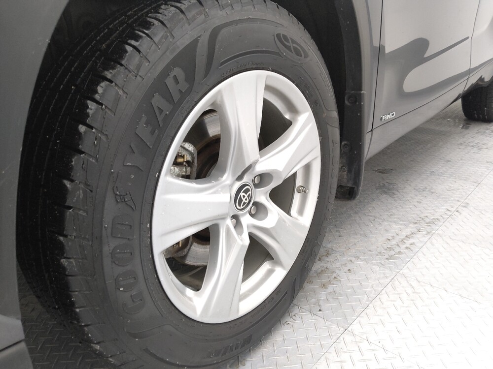 2021 Toyota Highlander in Gladstone, MO 64118 - 18099355 31