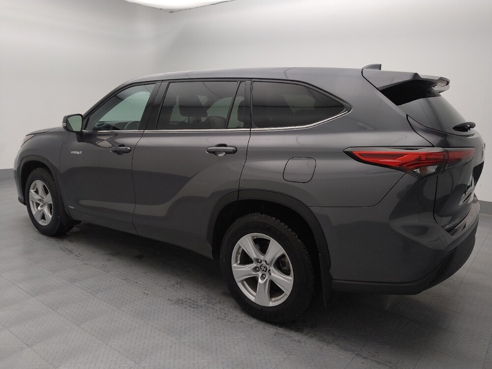 2021 Toyota Highlander in Gladstone, MO 64118 - 18099355 3