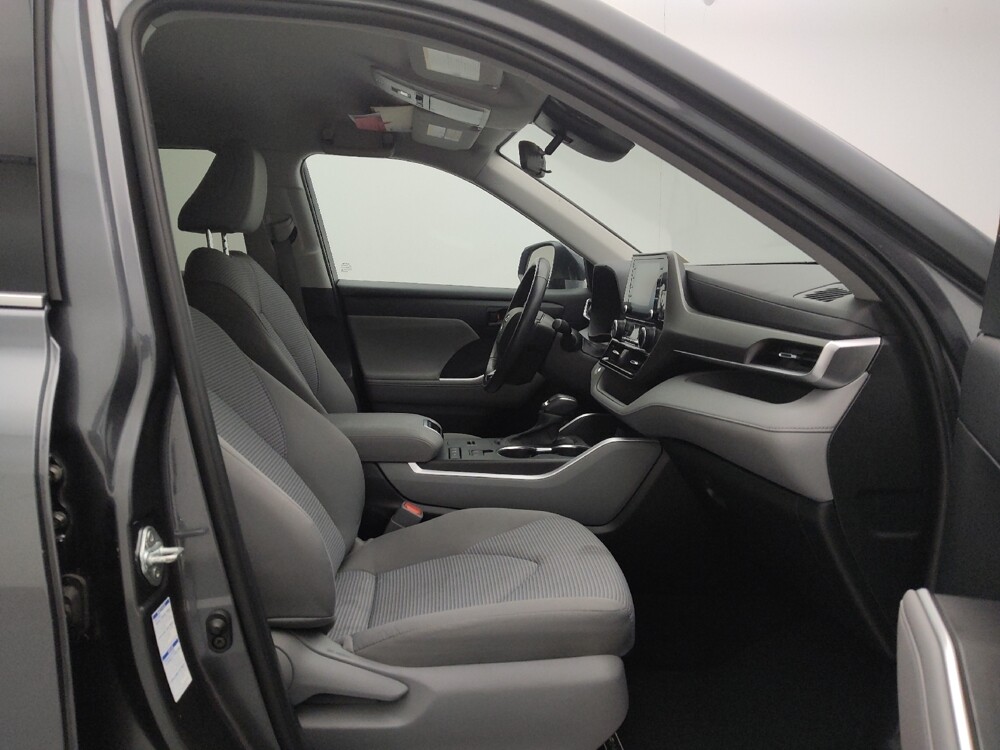 2021 Toyota Highlander in Gladstone, MO 64118 - 18099355 21