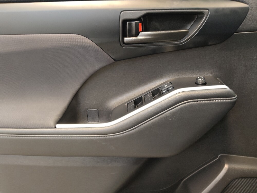 2022 Toyota Highlander in Fairfield, OH 45014 - 18099492 27