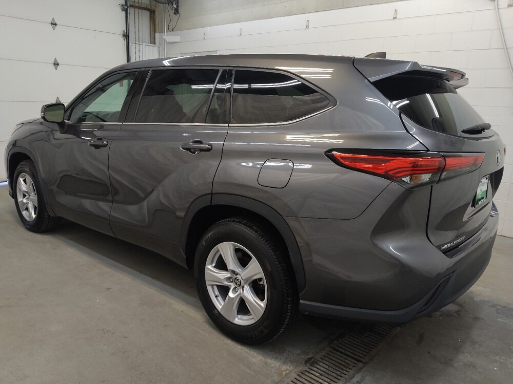 2022 Toyota Highlander in Fairfield, OH 45014 - 18099492 3