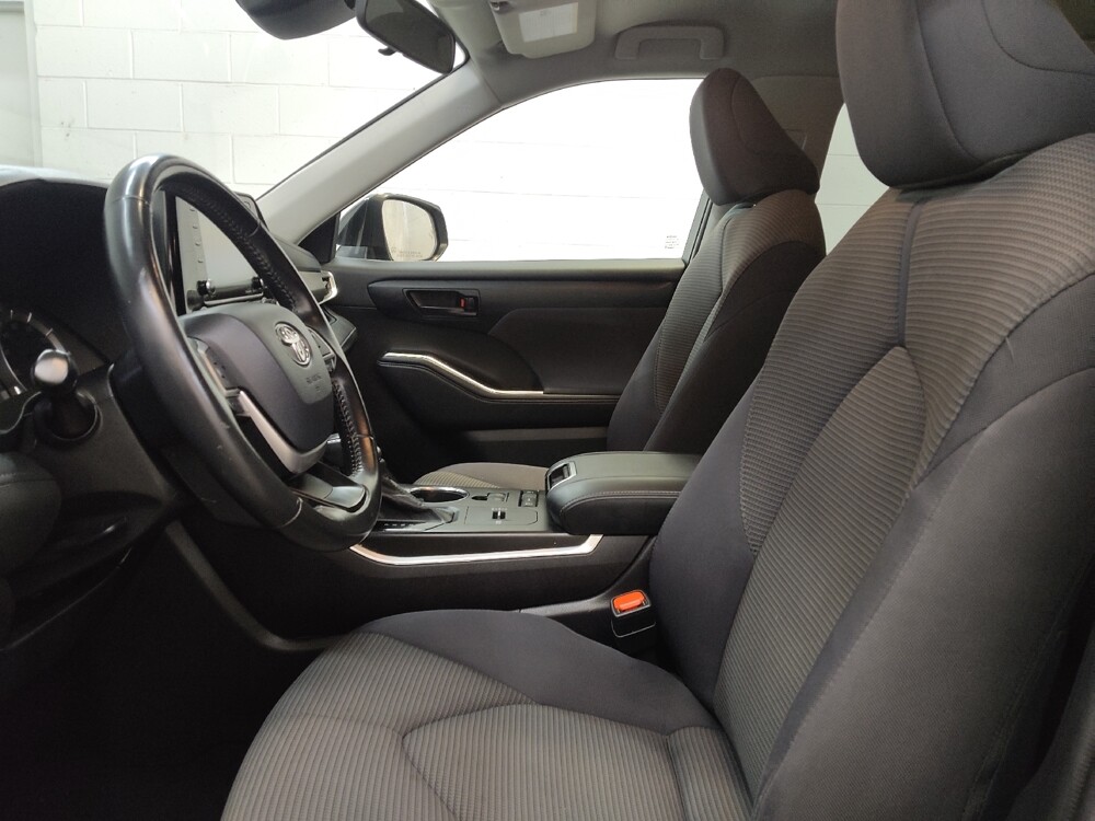 2022 Toyota Highlander in Fairfield, OH 45014 - 18099492 17